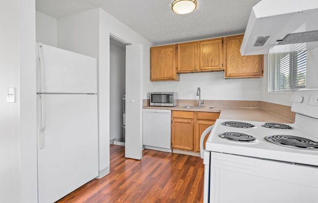 3 beds, 1 bath, 864 sqft, $1,995, Unit 17