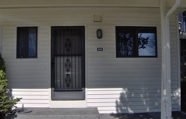 Charming Townhouse! Water Sewer and Garbage Included!