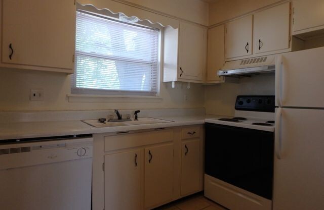 2 beds, 1.5 baths, $995, Unit 5