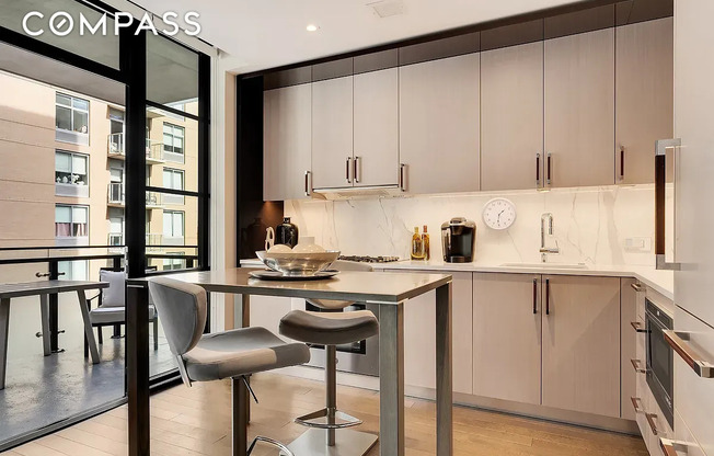 261 W 25 ST