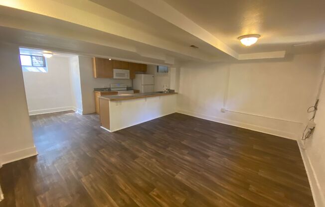 2 beds, 1 bath, $1,295, Unit 1924 South Columbine Street