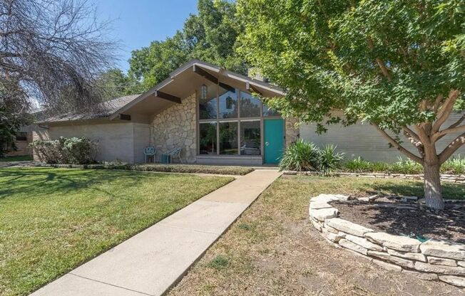 Spectacular Home in Holiday Heights Add!  Come see Me!! I can be yours!!