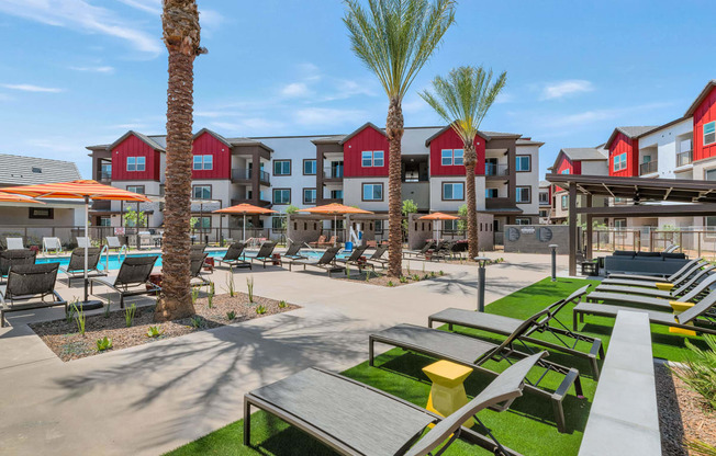an outdoor patio with picnic tables and chairs at the residence onat Weylyn Luxury Apartments, Arizona, 85339