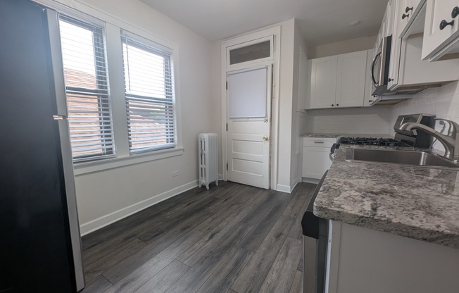 5818 W BERTEAU