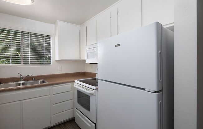 1 bed, 1 bath, 725 sqft, $1,975, Unit 27