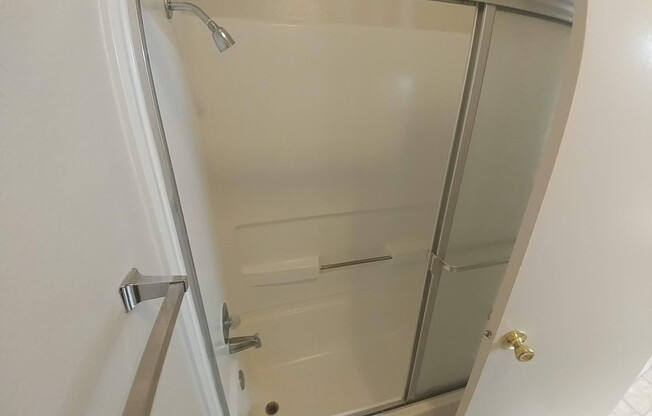 3 beds, 2 baths, 1,239 sqft, $2,015, Unit 1690-206