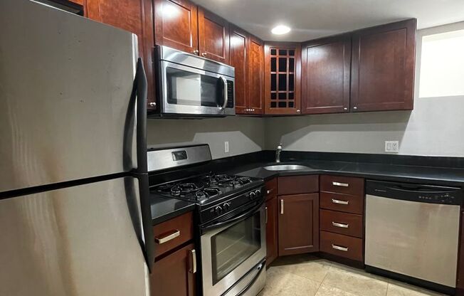Cozy One Bedroom Townhome w/ All Amenities In The Heart of Northern Liberties!