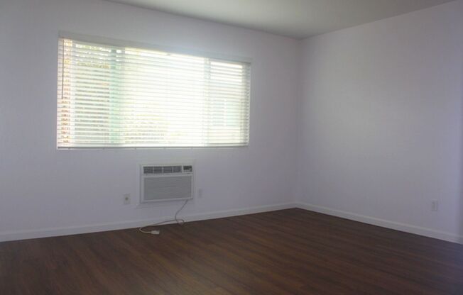 2 Bed 1 bath Remodeled Apartment