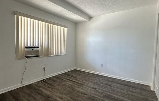 3 beds, 1 bath, 880 sqft, $2,300, Unit 5200-9