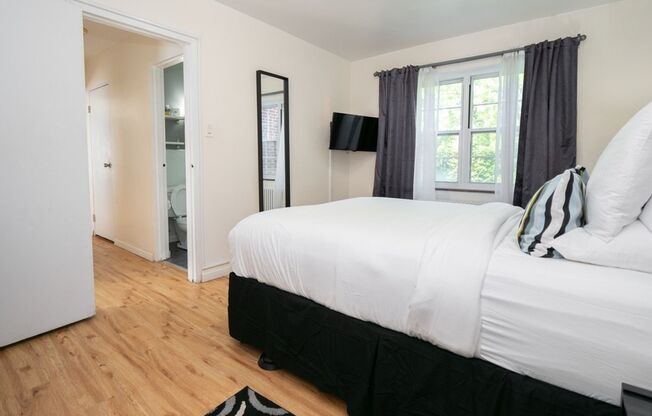 2 beds, 1 bath, 725 sqft, $1,795, Unit B102