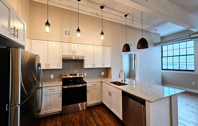 2 beds, 2 baths, 957 sqft, $2,100, Unit UNIT 606