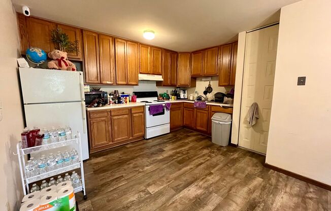 2 beds, 1 bath, $1,295, Unit 34