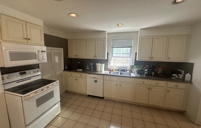 4 beds, 1 bath, 1,500 sqft, $4,600, Unit SF