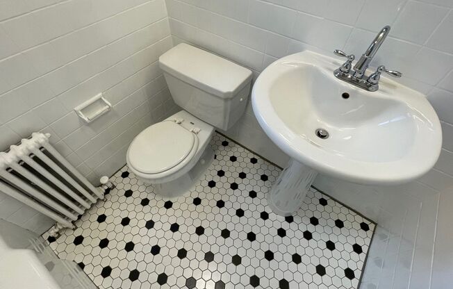 2 beds, 1 bath, 800 sqft, $1,840, Unit 6224 Fifth Ave. #215F