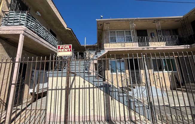 Upstairs 1 Bedroom / 1 Bathroom Apartment – Los Angeles