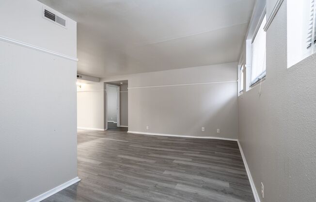 2 beds, 1 bath, 825 sqft, $959, Unit 3819 Jones St #101