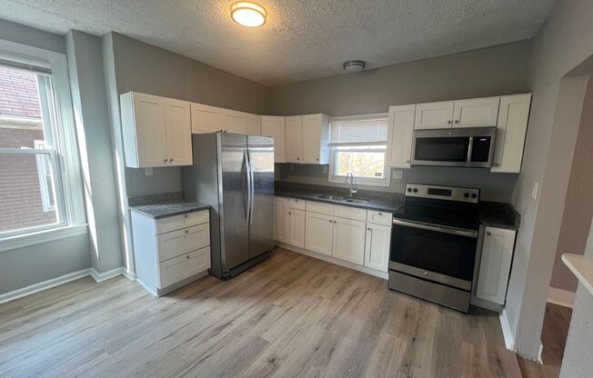 3 beds, 1 bath, $1,100, Unit Unit 2