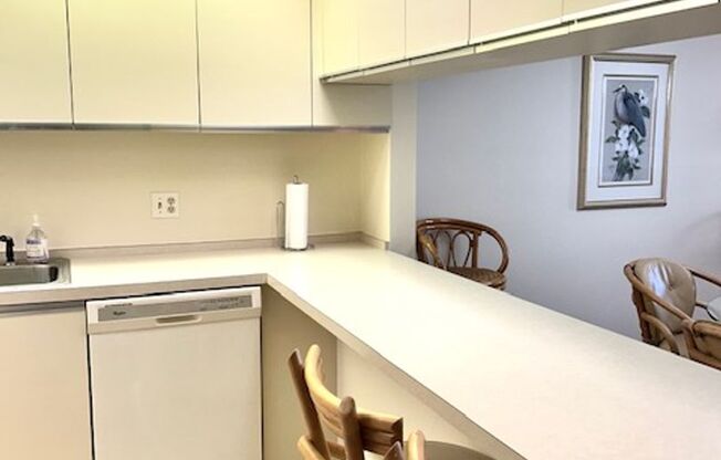 2026 BEACH RENTAL- 2/2 Condo WITH PRIVATE ENTRY - BEACH PLACE - STEPS THE BEACH!!