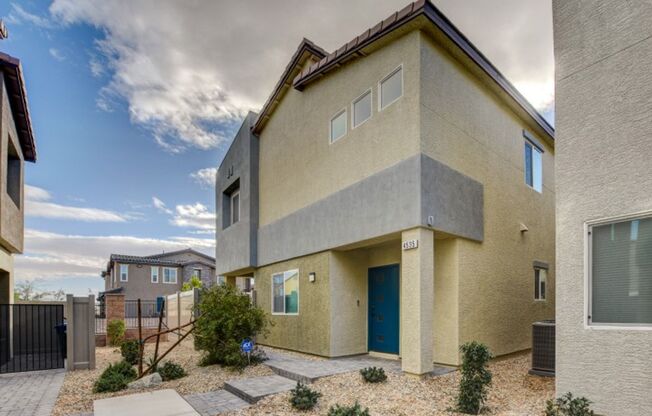 Don't miss this Top Notch 4 Bedroom, Beautiful Home in Aliante!