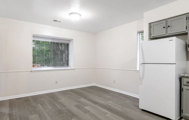 3 Bed/2 Bath Pet Friendly Bus Route. Parking.