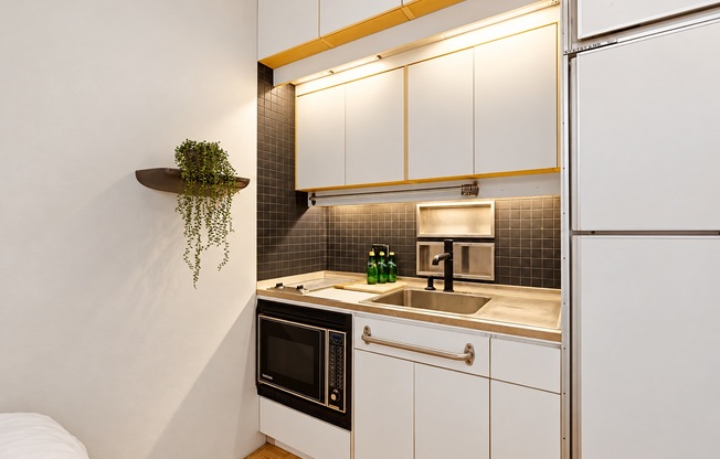 344 W 12 ST