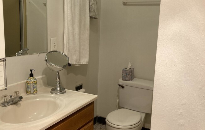 2 beds, 1 bath, $3,800, Unit 2