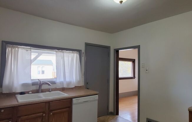 2 beds, 1 bath, $1,050, Unit Unit A