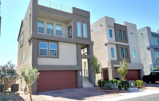 GORGEOUS TRI-LEVEL HOME LOCATED IN THE SW AREA!!