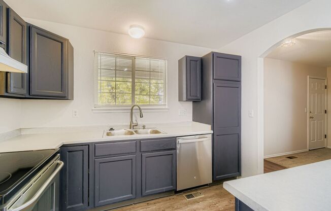 Bright & Spacious 3-Bedroom Home in Fox Run
