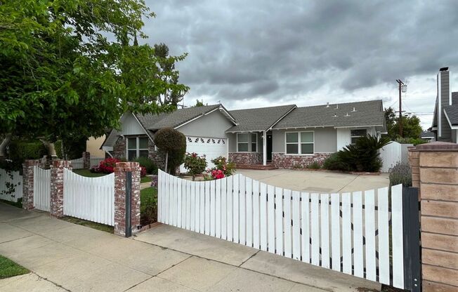 MOVE-IN READY 4+2 w/en-suite + great backyard!