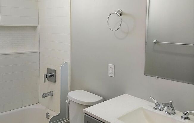 University Heights - Second Floor 1 Bedroom / 1 Bath Apartment w/ Laundry & Parking
