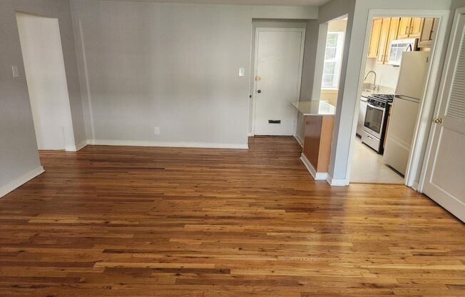 2 beds, 1 bath, 897 sqft, $2,135, Unit B-07