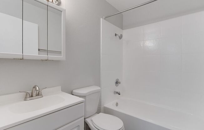 2 beds, 1 bath, 720 sqft, $1,250, Unit B-19