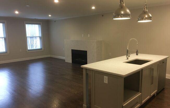 1 bed, 1 bath, 897 sqft, $1,595