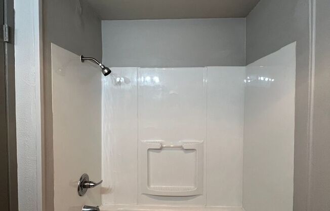 2 beds, 1 bath, 825 sqft, $1,300, Unit 306