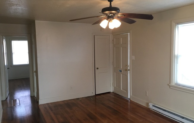Adorable 3 bdrm/1bath House with Huge Backyard!