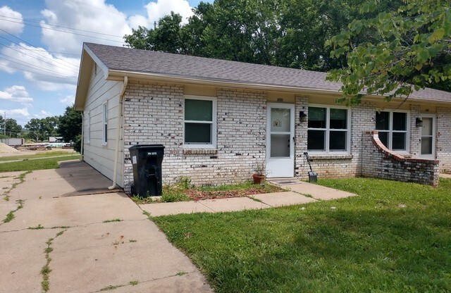 2 Bedroom Duplex located on East Side of MHK!
