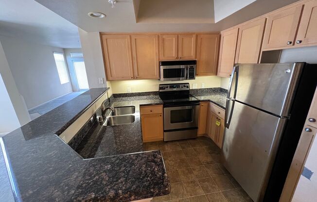 2 bed 2 bath condo with laundry, A/C and fireplace! Heart of Banker's Hill!