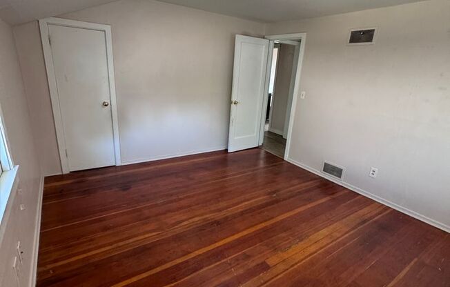 3 beds, 2 baths, $1,275, Unit 1101 Jefferson Ave