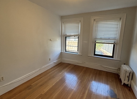 3 beds, 1 bath, 1,100 sqft, $4,500, Unit 17