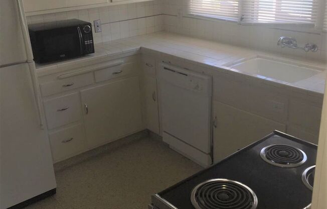 2 beds, 1 bath, $2,350