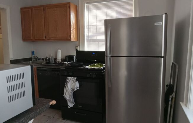 2 beds, 1 bath, 1,800 sqft, $1,500, Unit B