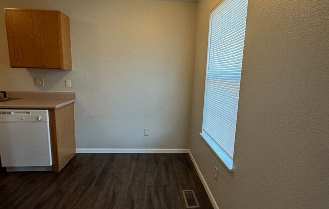 2 beds, 1 bath, 650 sqft, $675