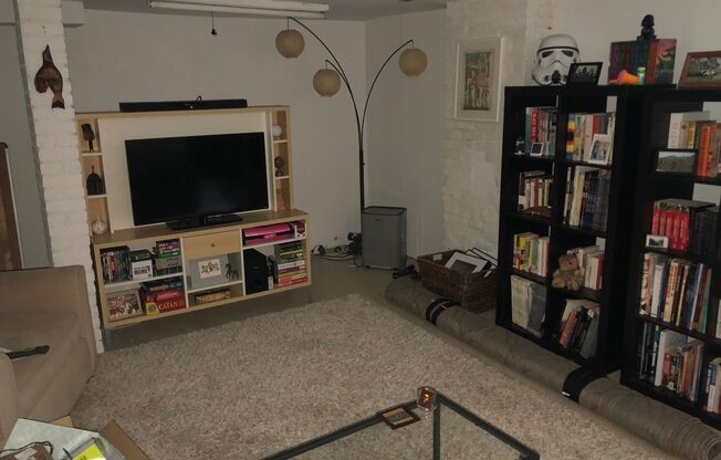 Spacious 1BR + Convertible Large Den/Study in Prime East Rock Location