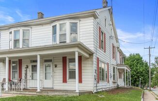 Bright 3 Bedroom, 1.5 Bath Home in Mount Wolf!