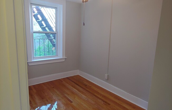 2 beds, 1 bath, $3,400, Unit 14