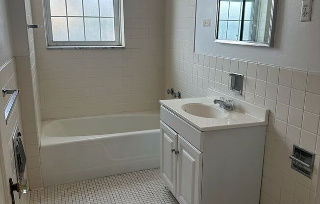 2 beds, 2 baths, 1,303 sqft, $2,165, Unit New King Edward  502