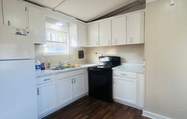 Charming 3-Bedroom – Water Included!