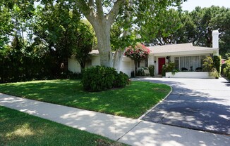 Beautiful Lake Balboa Single Family Home: 3 Bedroom/1 Bathroom/ 2-car garage