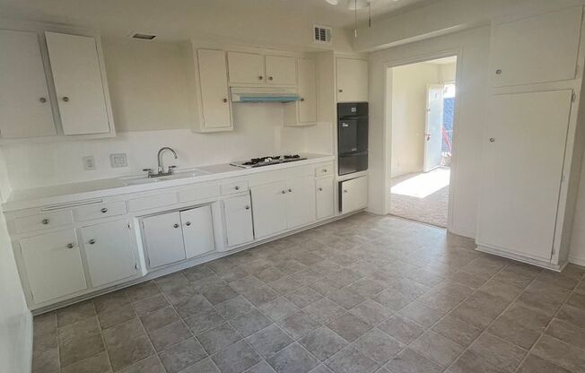 2 beds, 1 bath, $2,100